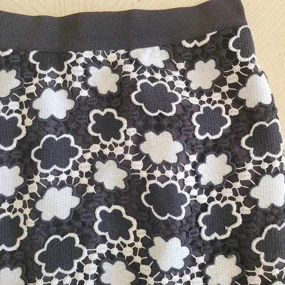 Ann Talylor Black & White Crochet Pencil Skirt size 0 - Picture 2 of 7